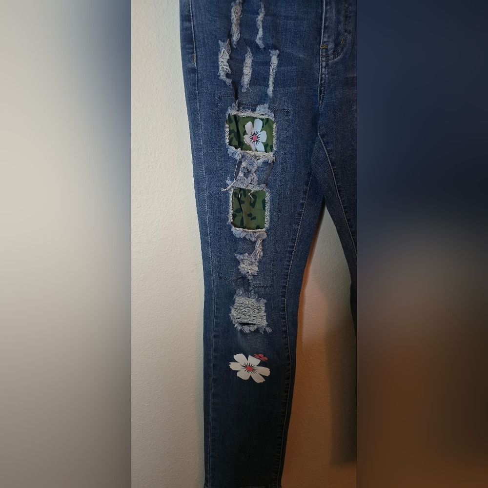 Tres Chic Dark Wash Distressed Floral Patch Boho Casual Festival Jeans New Small - Picture 2 of 5
